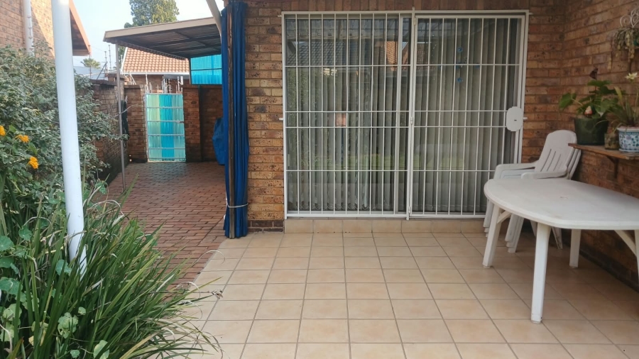 To Let 3 Bedroom Property for Rent in Beyerspark Gauteng