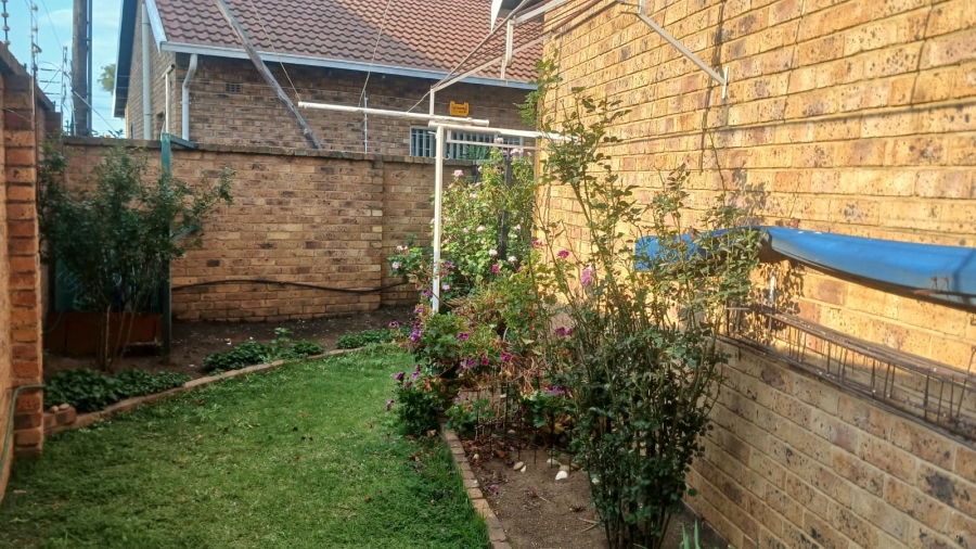 To Let 3 Bedroom Property for Rent in Beyerspark Gauteng