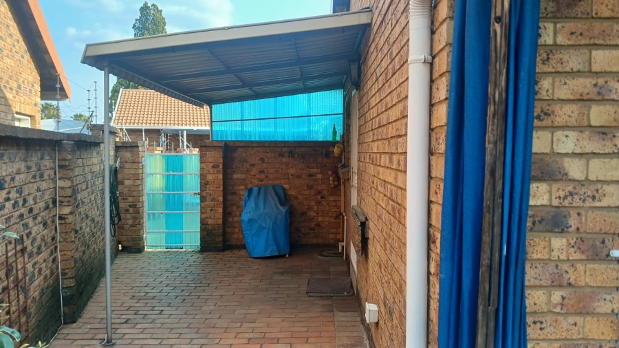 To Let 3 Bedroom Property for Rent in Beyerspark Gauteng