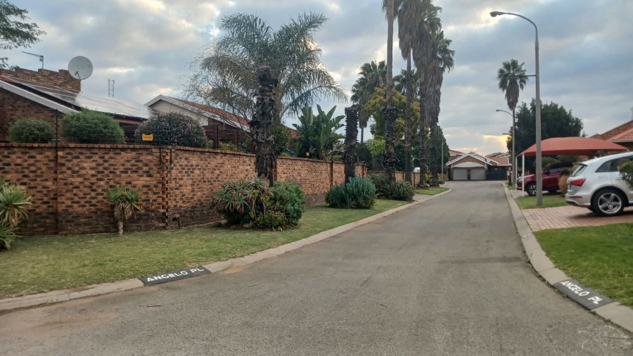To Let 3 Bedroom Property for Rent in Beyerspark Gauteng
