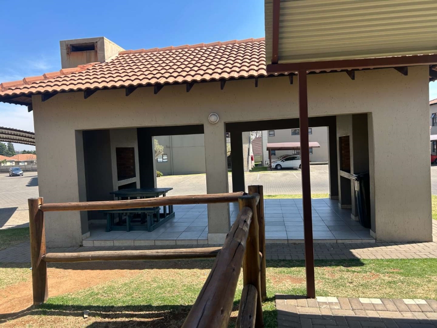 2 Bedroom Property for Sale in Goedeburg Gauteng