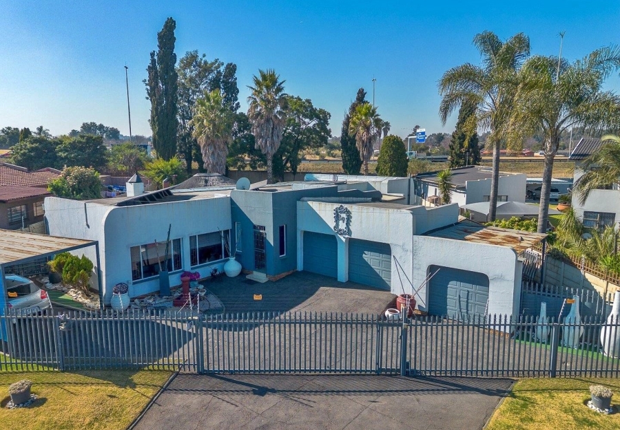 4 Bedroom Property for Sale in Verwoerdpark Gauteng