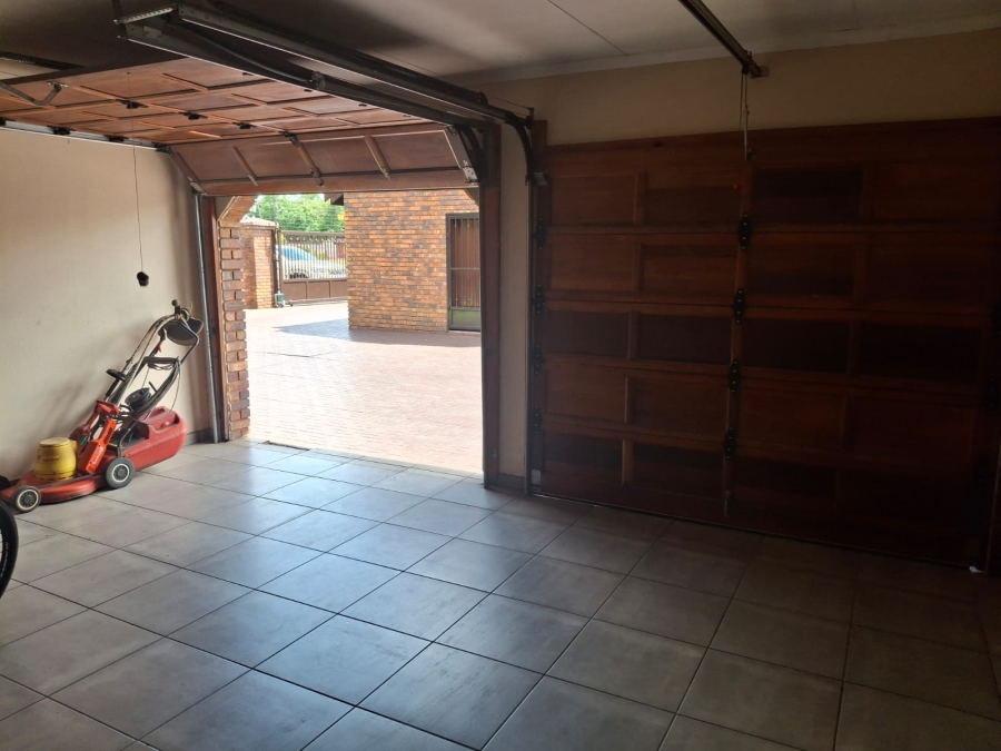 4 Bedroom Property for Sale in Brackenhurst Gauteng