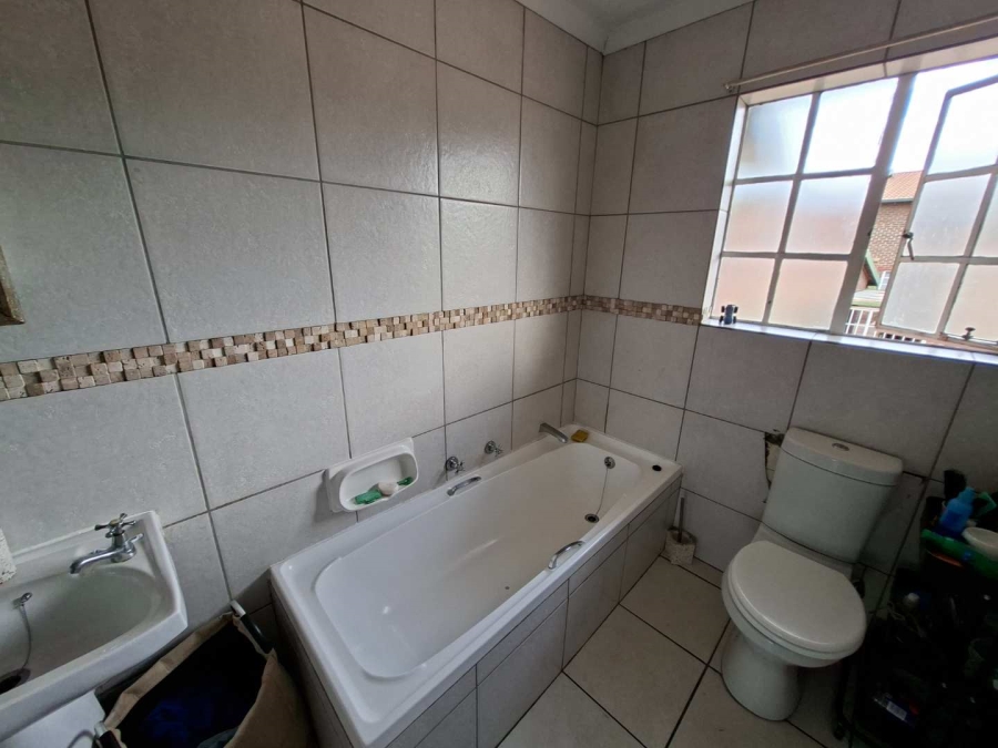 To Let 2 Bedroom Property for Rent in Weltevreden Park Gauteng