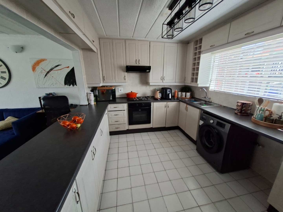 To Let 2 Bedroom Property for Rent in Weltevreden Park Gauteng