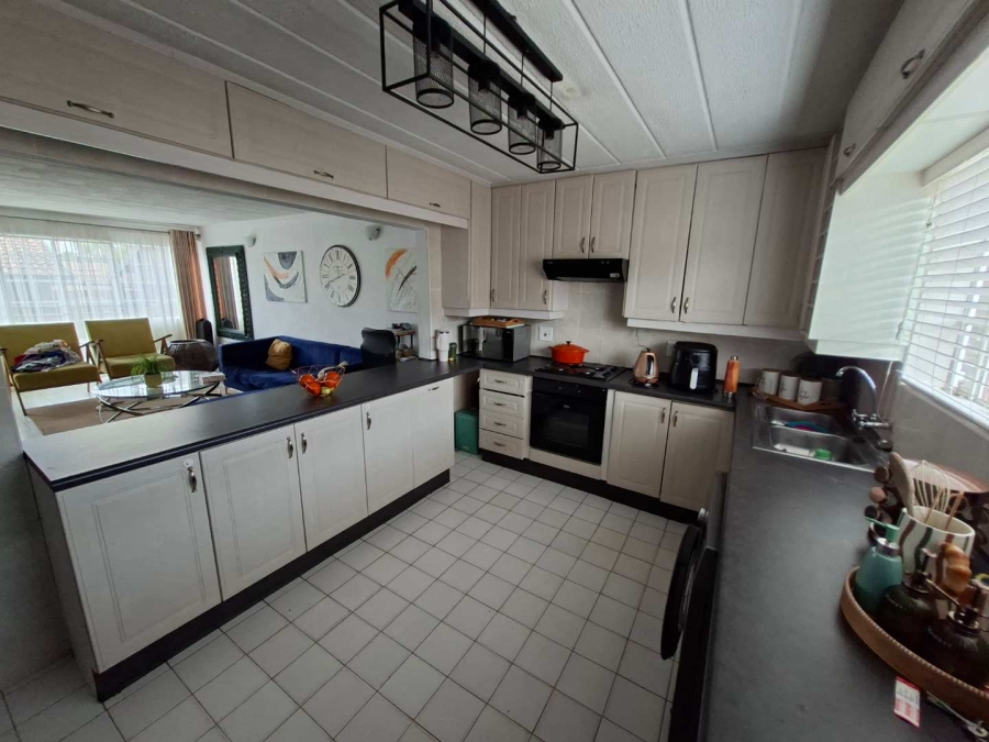 To Let 2 Bedroom Property for Rent in Weltevreden Park Gauteng