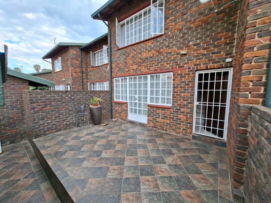 To Let 2 Bedroom Property for Rent in Weltevreden Park Gauteng