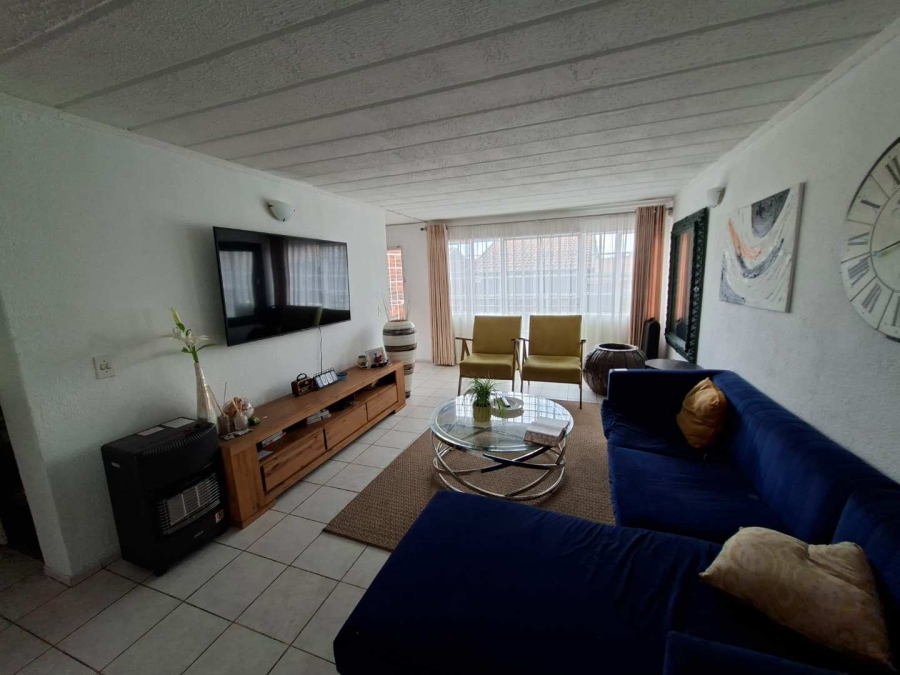 To Let 2 Bedroom Property for Rent in Weltevreden Park Gauteng