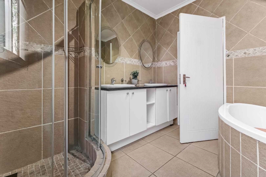 3 Bedroom Property for Sale in Beverley Gauteng
