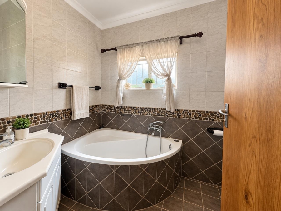 4 Bedroom Property for Sale in Garsfontein Gauteng