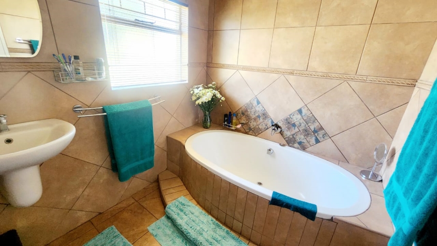 4 Bedroom Property for Sale in Robinpark Gauteng