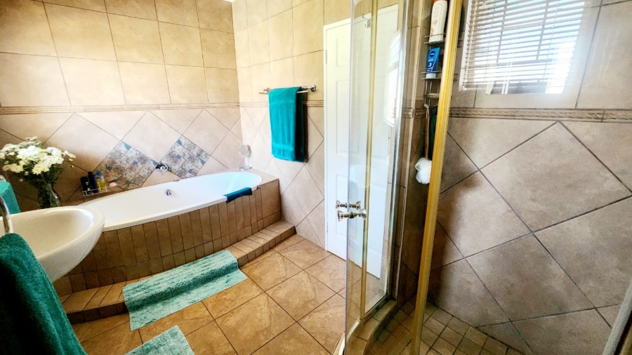 4 Bedroom Property for Sale in Robinpark Gauteng