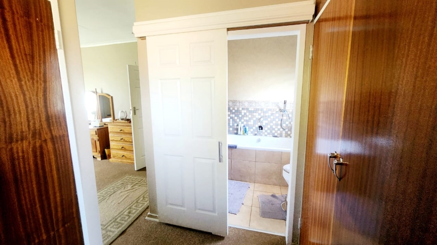 4 Bedroom Property for Sale in Robinpark Gauteng
