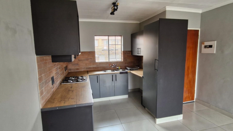 2 Bedroom Property for Sale in Faerie Glen Gauteng