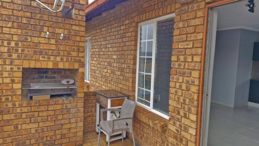 2 Bedroom Property for Sale in Faerie Glen Gauteng
