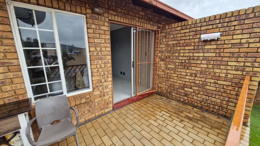 2 Bedroom Property for Sale in Faerie Glen Gauteng