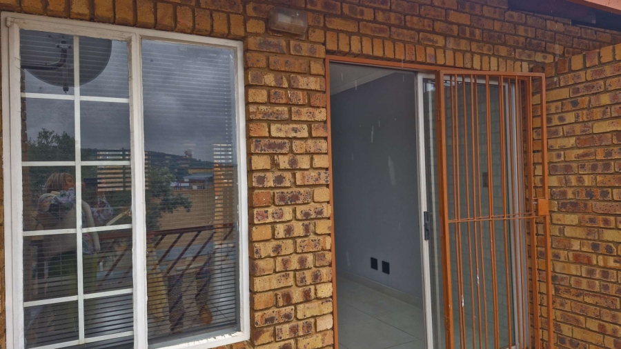 2 Bedroom Property for Sale in Faerie Glen Gauteng