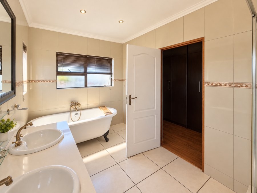 3 Bedroom Property for Sale in Pinehaven Gauteng