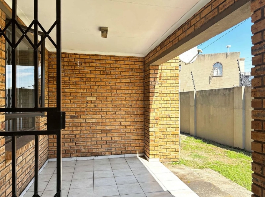 2 Bedroom Property for Sale in Cruywagenpark Gauteng
