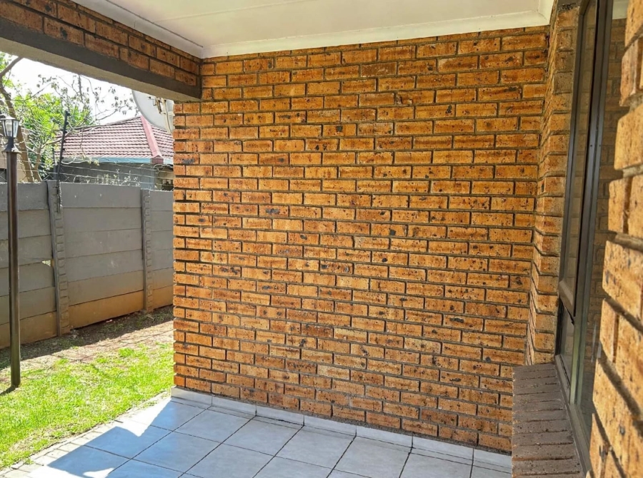 2 Bedroom Property for Sale in Cruywagenpark Gauteng