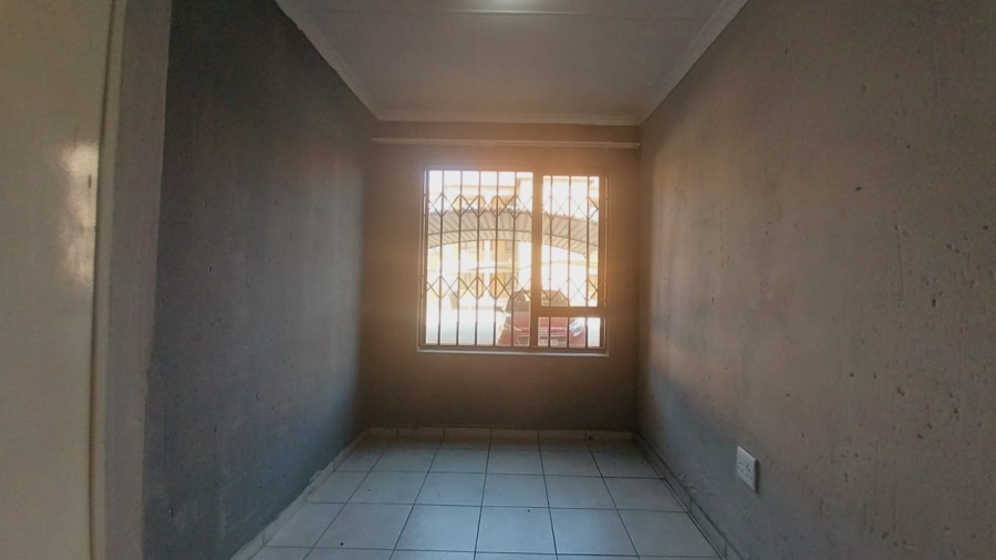 2 Bedroom Property for Sale in Cruywagenpark Gauteng