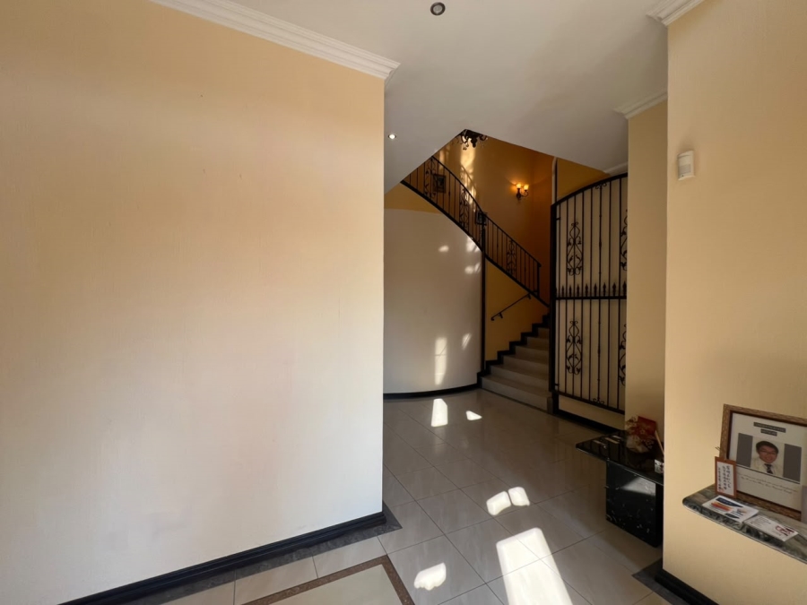 6 Bedroom Property for Sale in Beverley Gauteng