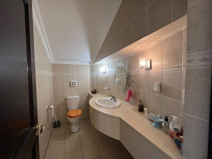 6 Bedroom Property for Sale in Beverley Gauteng