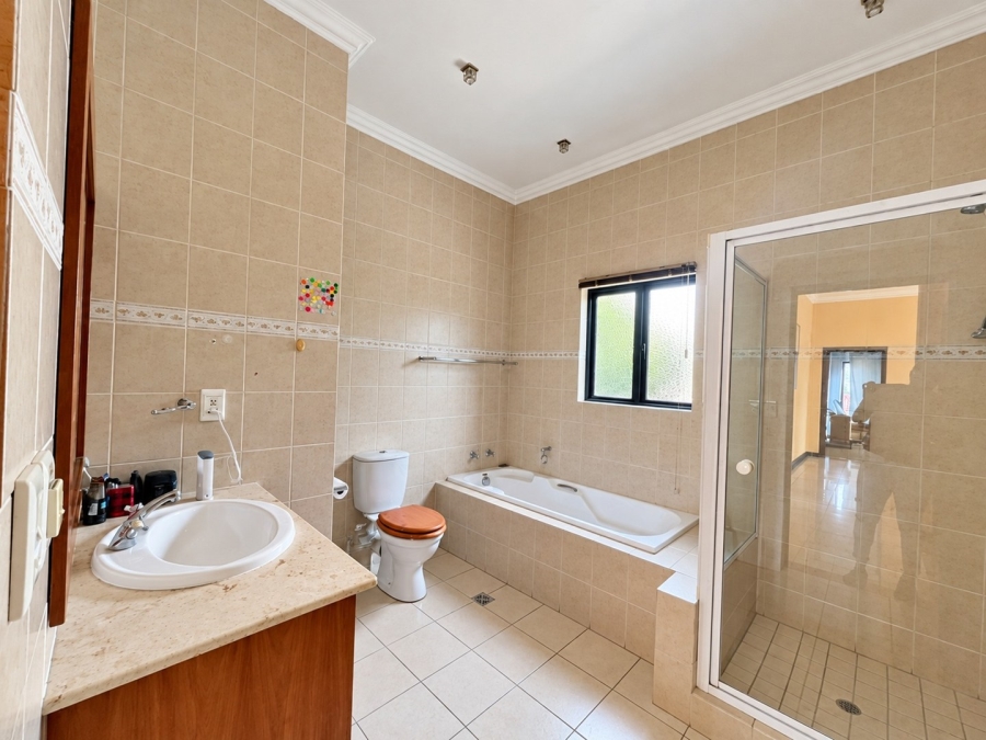 6 Bedroom Property for Sale in Beverley Gauteng