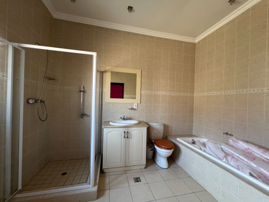 6 Bedroom Property for Sale in Beverley Gauteng