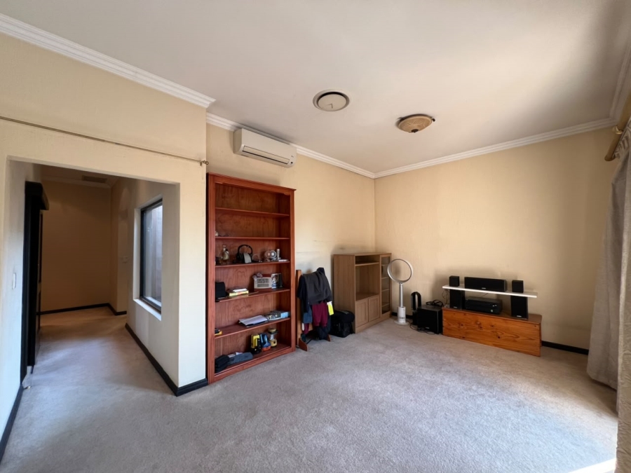 6 Bedroom Property for Sale in Beverley Gauteng