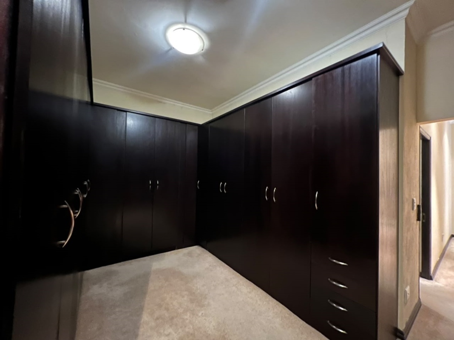 6 Bedroom Property for Sale in Beverley Gauteng