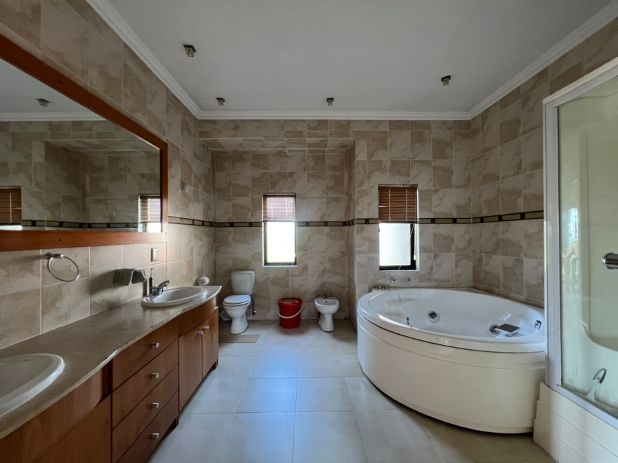 6 Bedroom Property for Sale in Beverley Gauteng