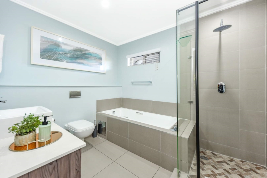 To Let 2 Bedroom Property for Rent in Hurlingham Gauteng