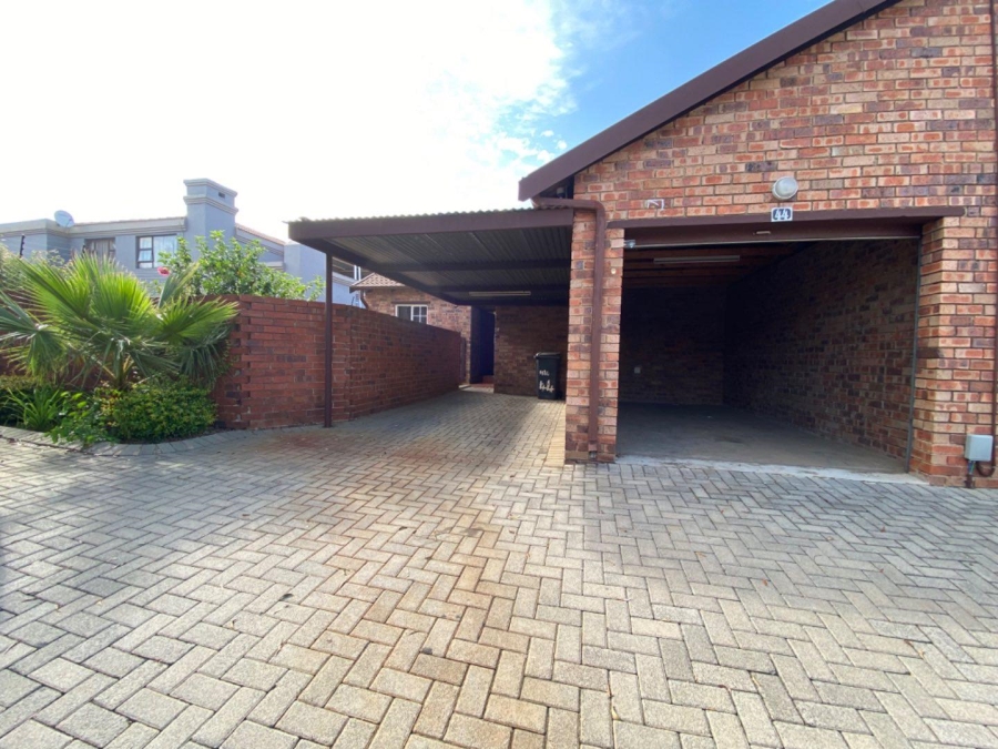 To Let 2 Bedroom Property for Rent in Noordwyk Gauteng