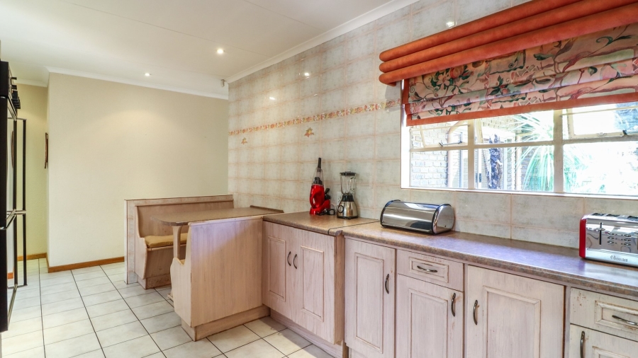 4 Bedroom Property for Sale in Helderkruin Gauteng