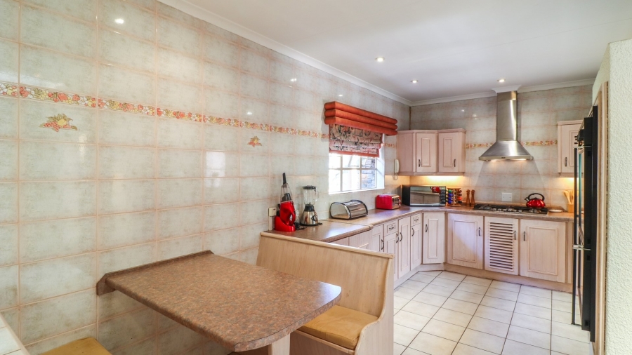 4 Bedroom Property for Sale in Helderkruin Gauteng