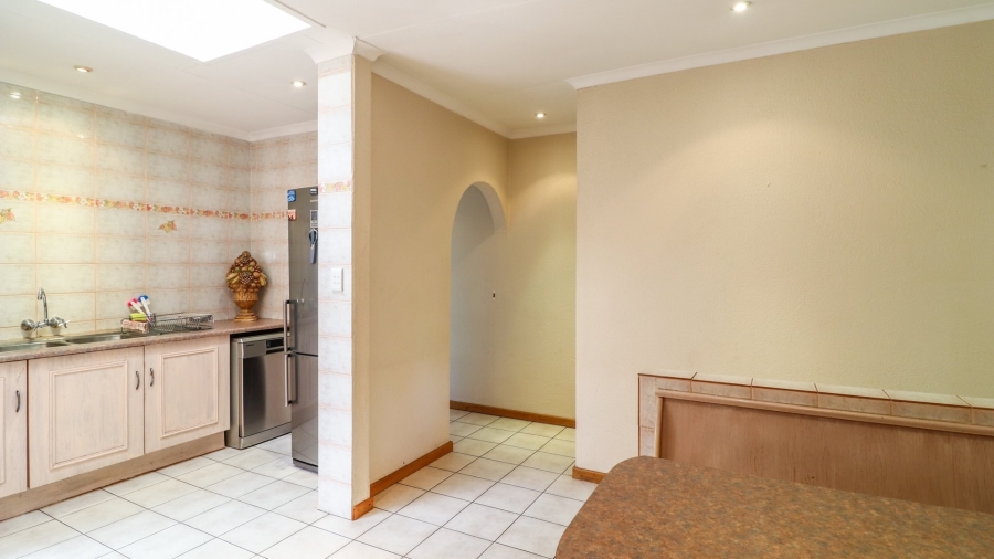 4 Bedroom Property for Sale in Helderkruin Gauteng