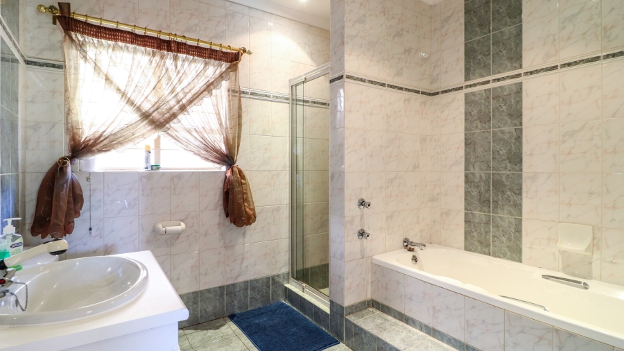4 Bedroom Property for Sale in Helderkruin Gauteng