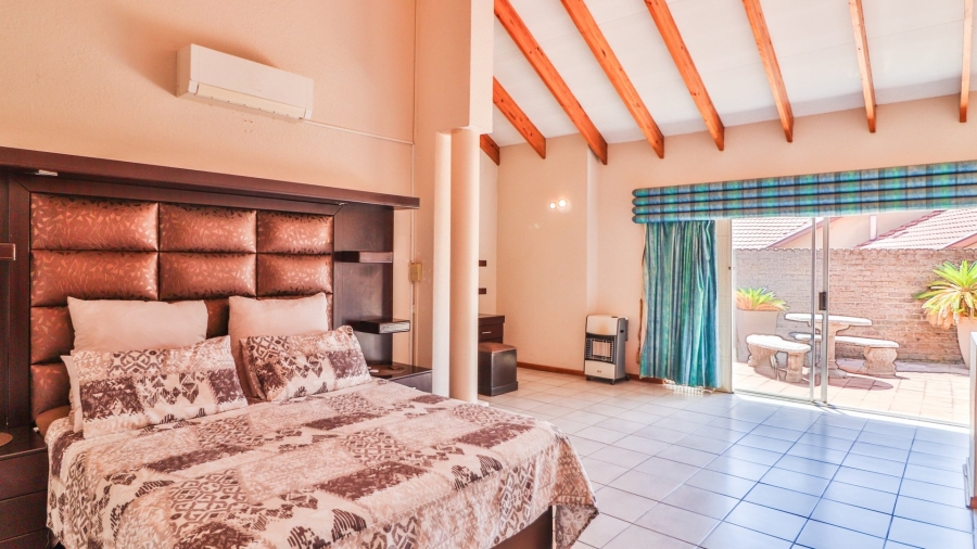 4 Bedroom Property for Sale in Helderkruin Gauteng