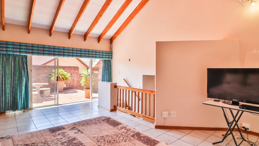 4 Bedroom Property for Sale in Helderkruin Gauteng