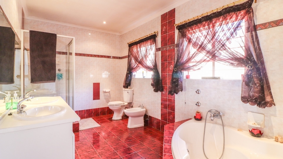 4 Bedroom Property for Sale in Helderkruin Gauteng