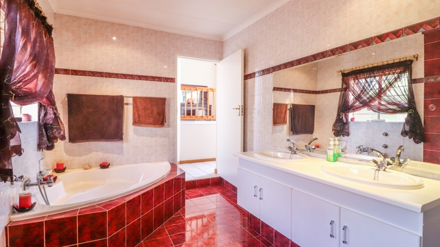 4 Bedroom Property for Sale in Helderkruin Gauteng