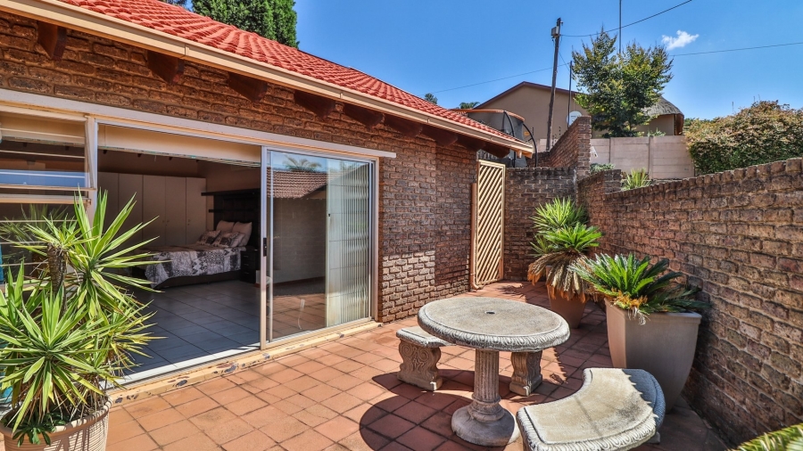 4 Bedroom Property for Sale in Helderkruin Gauteng