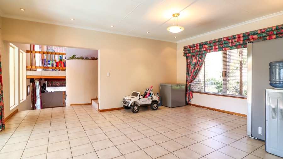 4 Bedroom Property for Sale in Helderkruin Gauteng