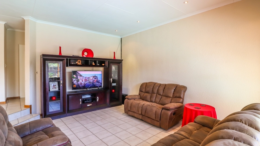 4 Bedroom Property for Sale in Helderkruin Gauteng