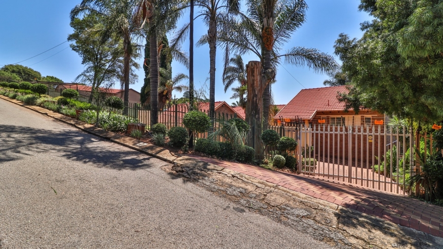 4 Bedroom Property for Sale in Helderkruin Gauteng