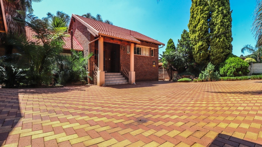 4 Bedroom Property for Sale in Helderkruin Gauteng