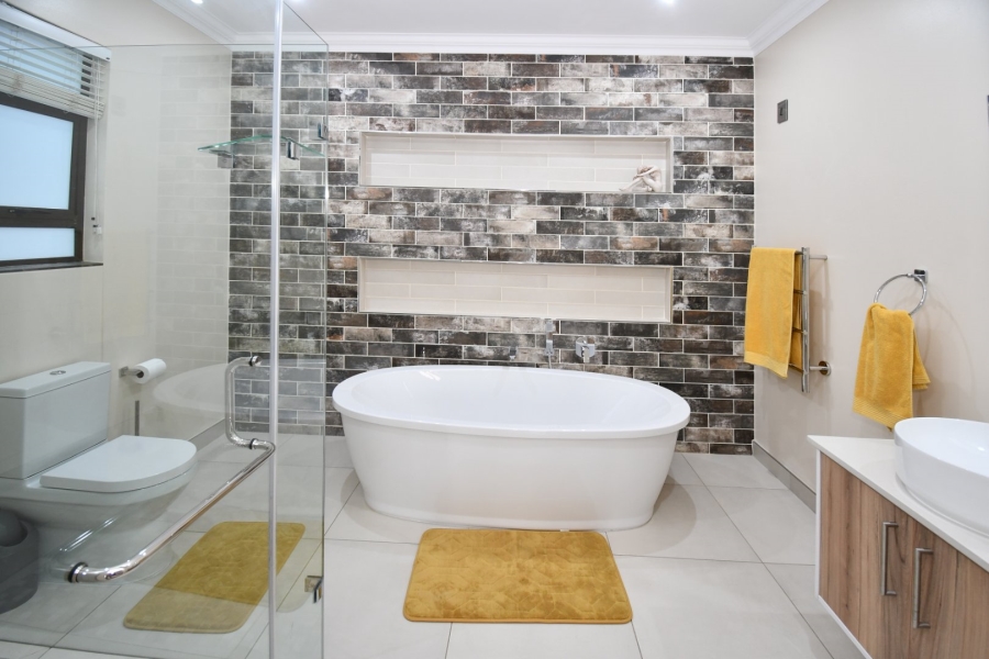 5 Bedroom Property for Sale in Poortview Gauteng