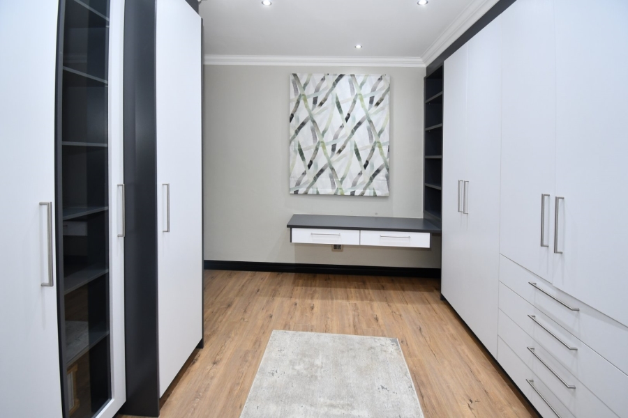 5 Bedroom Property for Sale in Poortview Gauteng