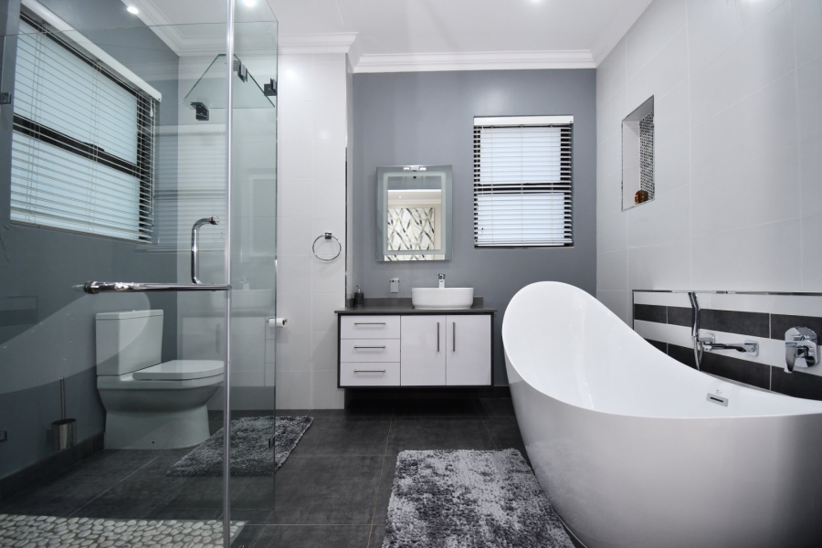 5 Bedroom Property for Sale in Poortview Gauteng